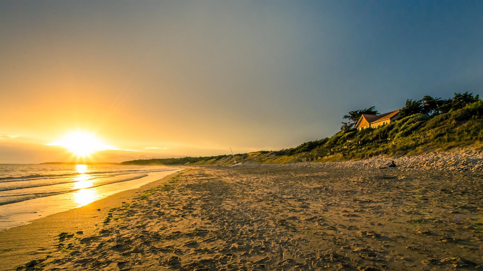 Coucher de soleil sur la plage à Longeville sur Mer - Camping La Siesta | La Faute sur Mer