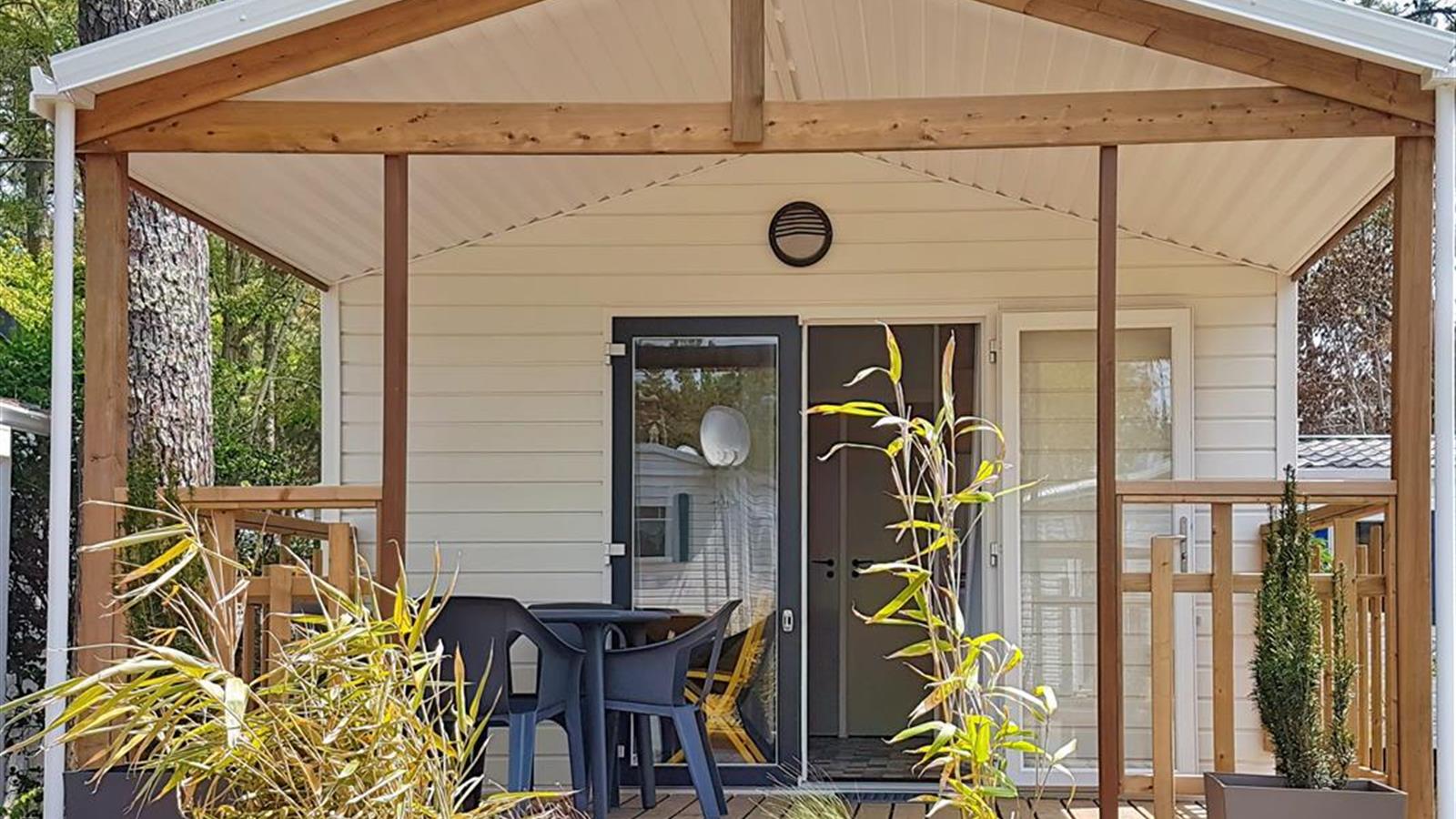 Mobil home Tradition, vu de l'extérieur, terrasse - Camping La Siesta | La Faute sur Mer